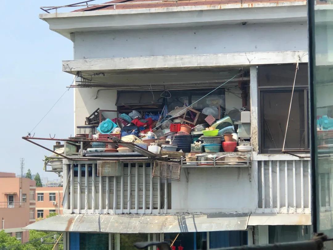 家中垃圾堆成山,垃圾溢出家门散发恶臭