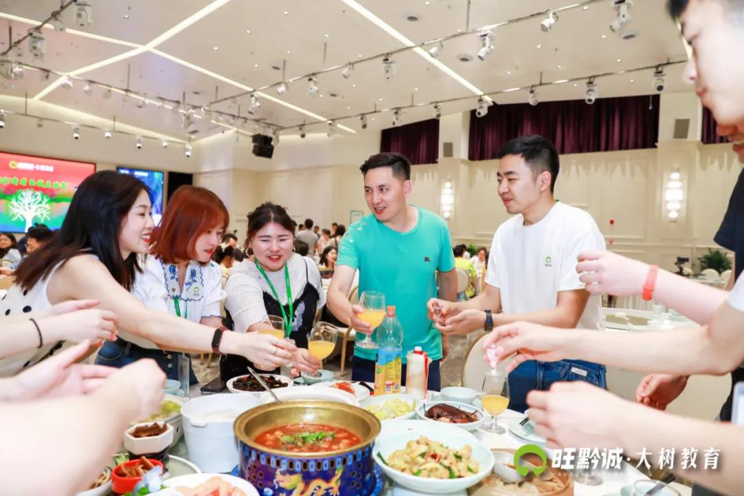 奖学金颁奖典礼完满结束主持稿,考试表彰大会进步奖怎么才能拿到