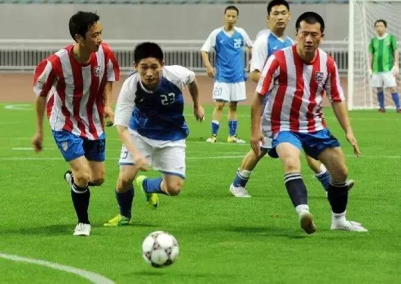 小场地足球教学,足球怎么踢才又高又远教程