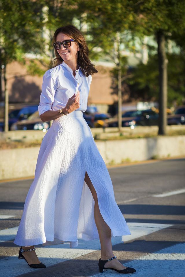 早春针织衫要这样穿真的很美,最近流行一种薄春衫衬肤白显年轻