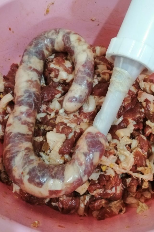 自制灌香肠广东味香肠配方,自制灌香肠的配方不要红曲粉