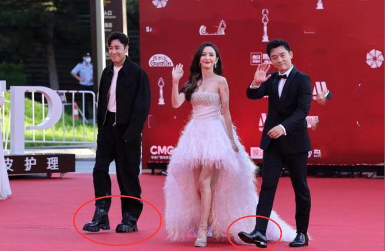 踩沙袋拍戏、穿高跟走红毯，男星个头成谜？同台现原形谁假谁尴尬