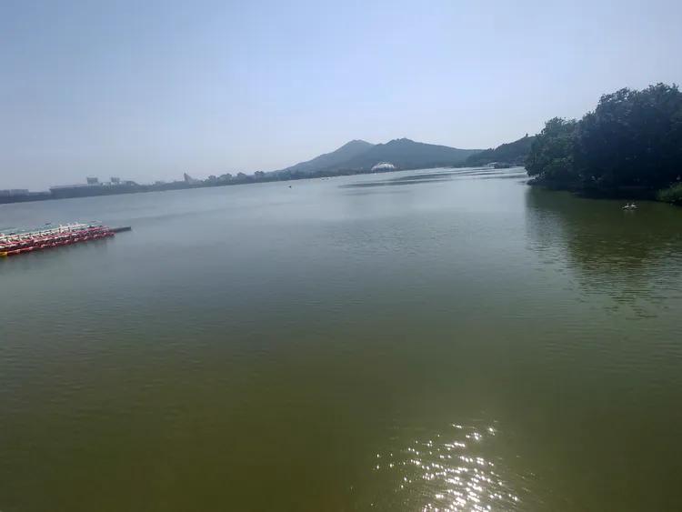 曾作为禁地，与外界隔绝二百六十多年的“玄武湖”，今日锣鼓喧天