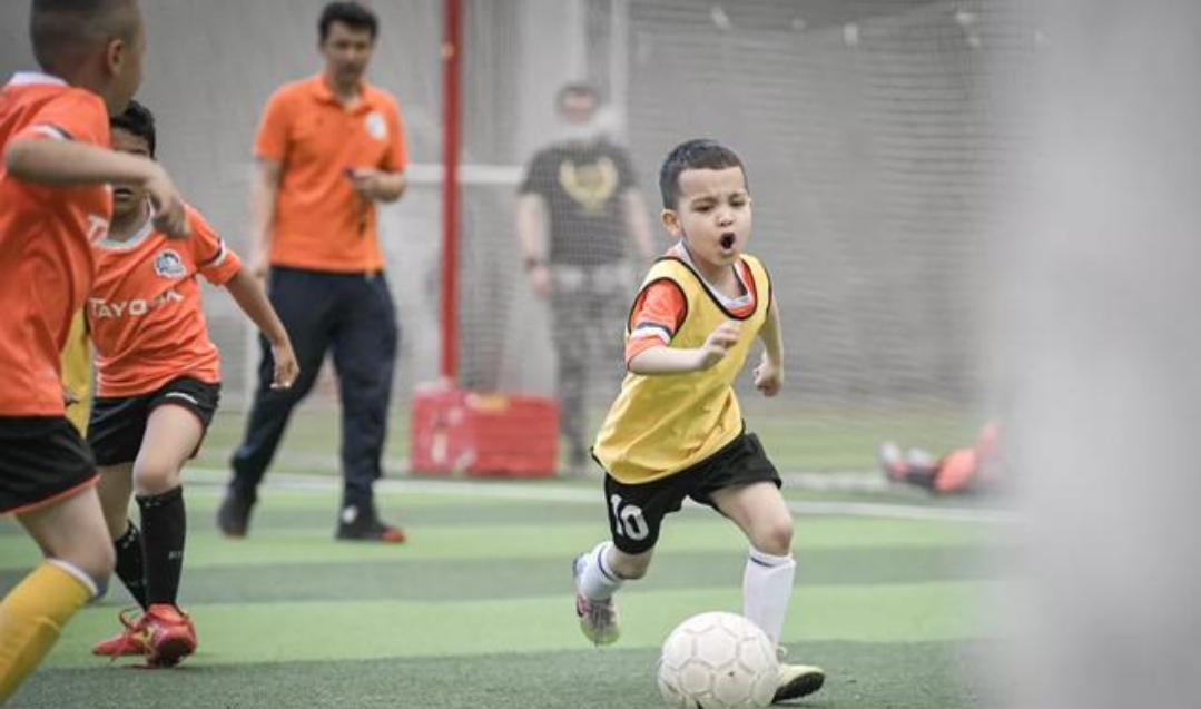 中国足球圈一位学龄前儿童，凭借精湛的技术，开始爆红