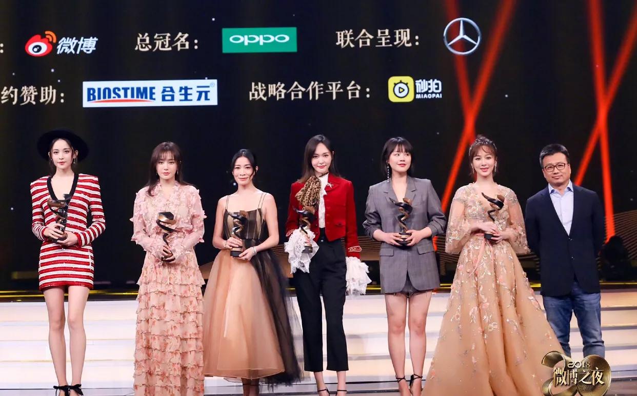 古力娜扎“红斑马”西装裙现身《微博之夜》：甜美帅酷