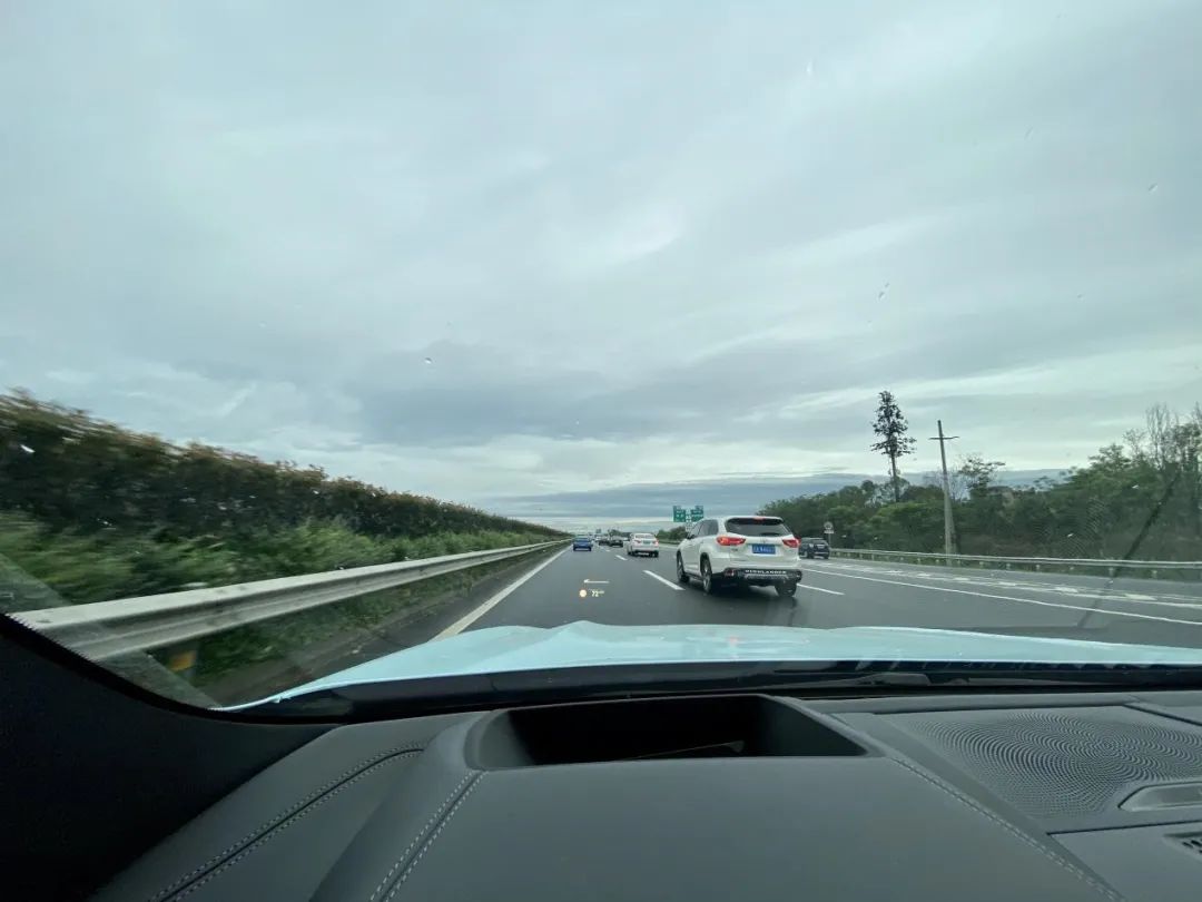 宝马8系双门碳纤维,宝马8系四门版的驾驶感受