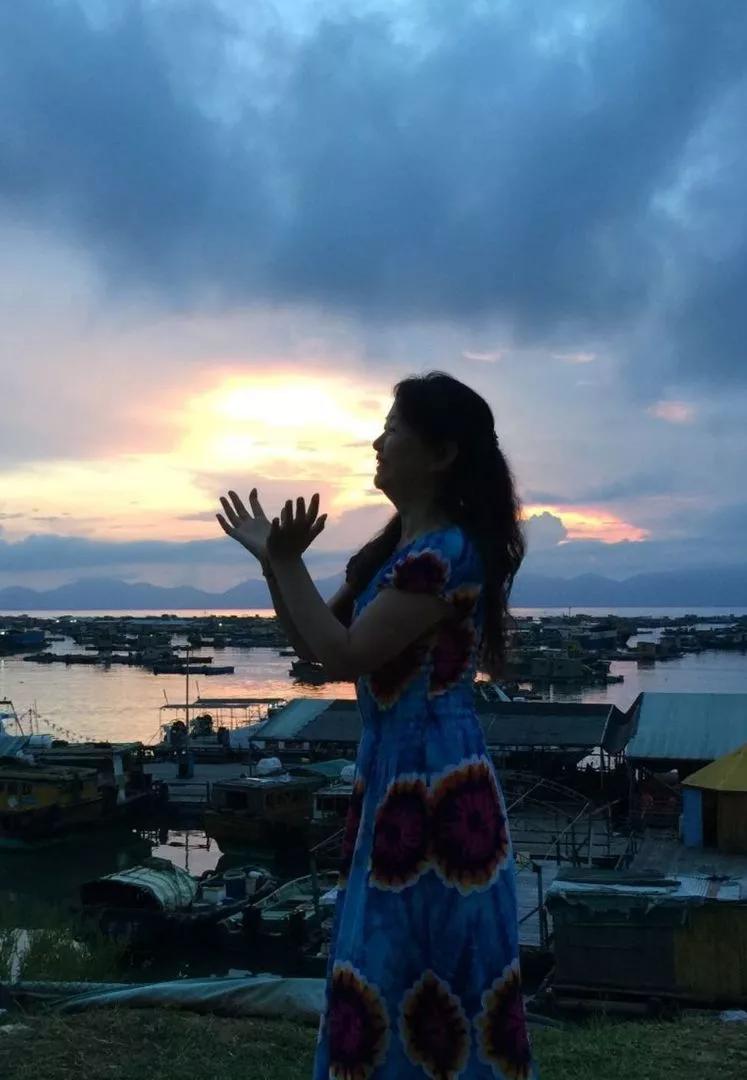 大妈旅游照专用动作,中国大妈外出旅游标准动作