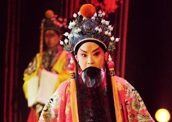 一个只争第一的姑娘，在台上扮男人却成了“头牌”