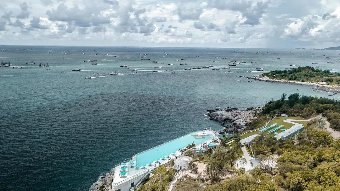 夏日泳池风景,夏日玩水胜地无边际泳池
