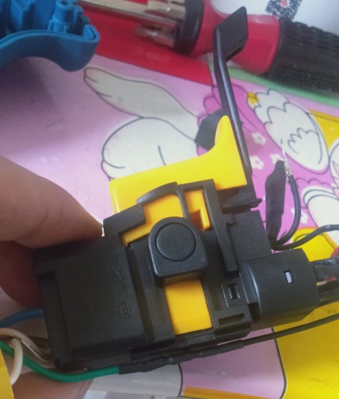 晶思达手电钻开关总成内部构造,插电款带冲击的手电钻