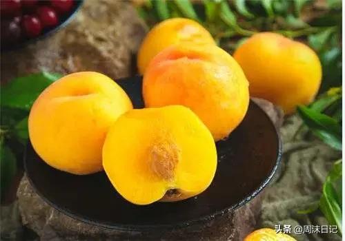 黄油桃，全身无毛，个大饱满，来自山东蒙自，一个根本不过瘾