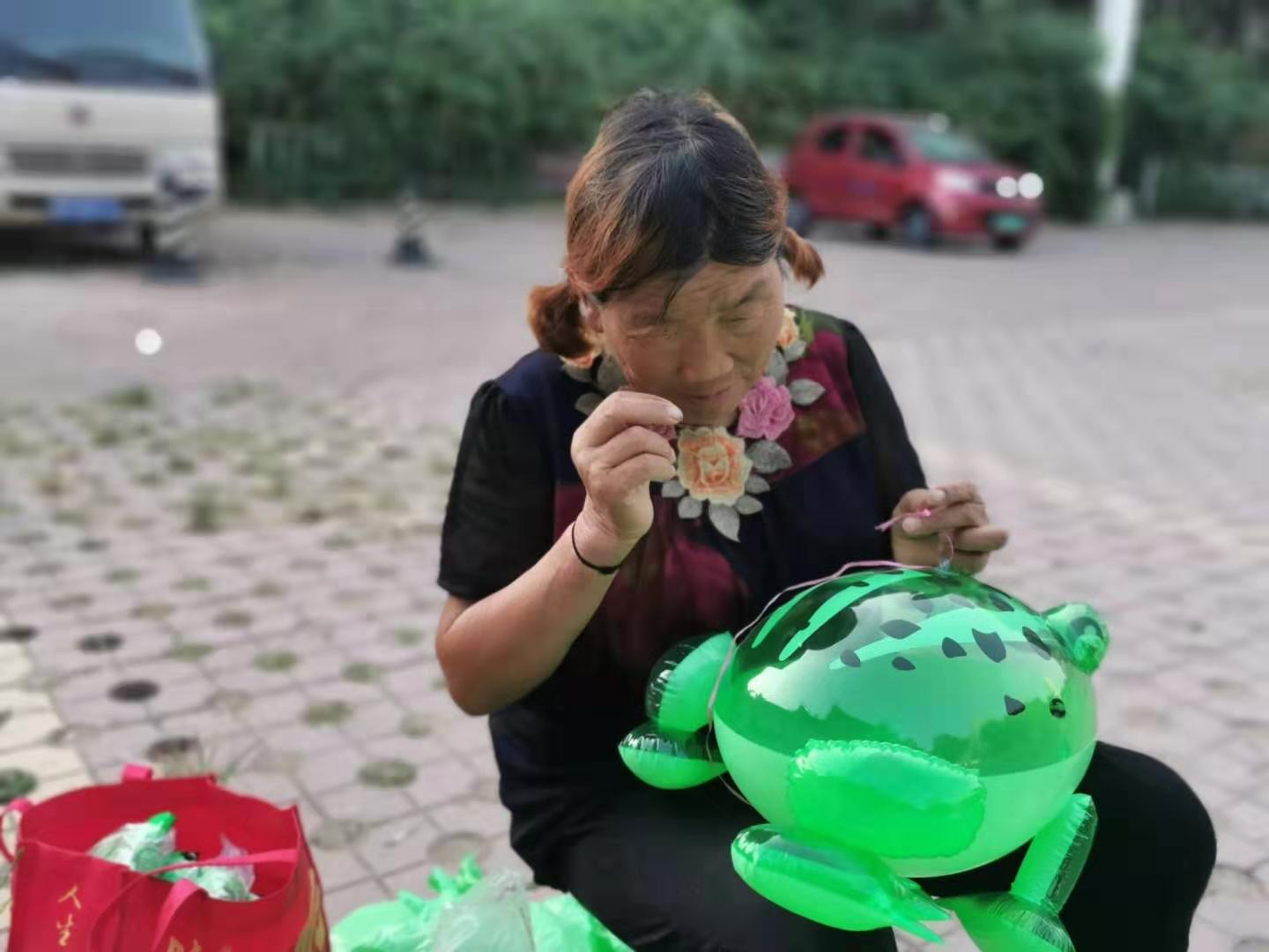 农村阿姨进城卖青蛙，供孙子上大学