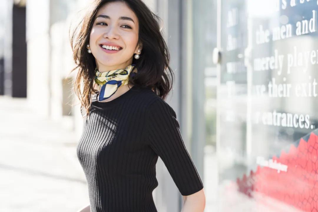 一条方丝巾怎么穿出时尚,素色丝巾的系法大全简单又好看