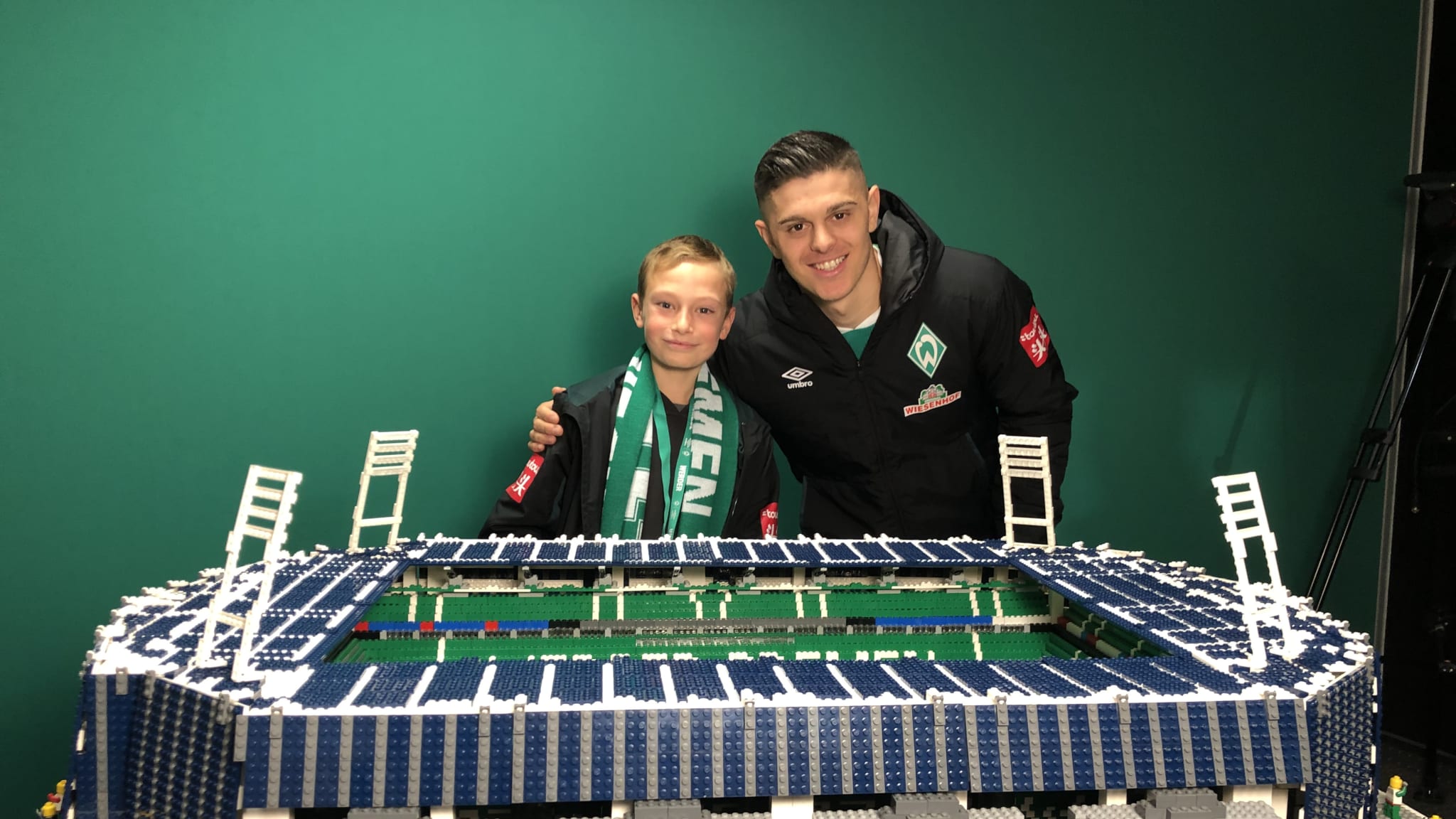 乐高积木搭建足球场,小朋友在足球场拼乐高