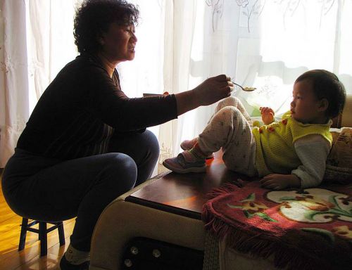 媳妇坐月子丈母娘来了怎么办,老婆坐月子可以让丈母娘照顾吗