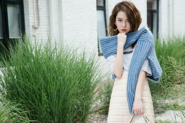 戚薇的时尚真看不懂，穿T恤配“太空被”凹造型，一般人真不敢穿