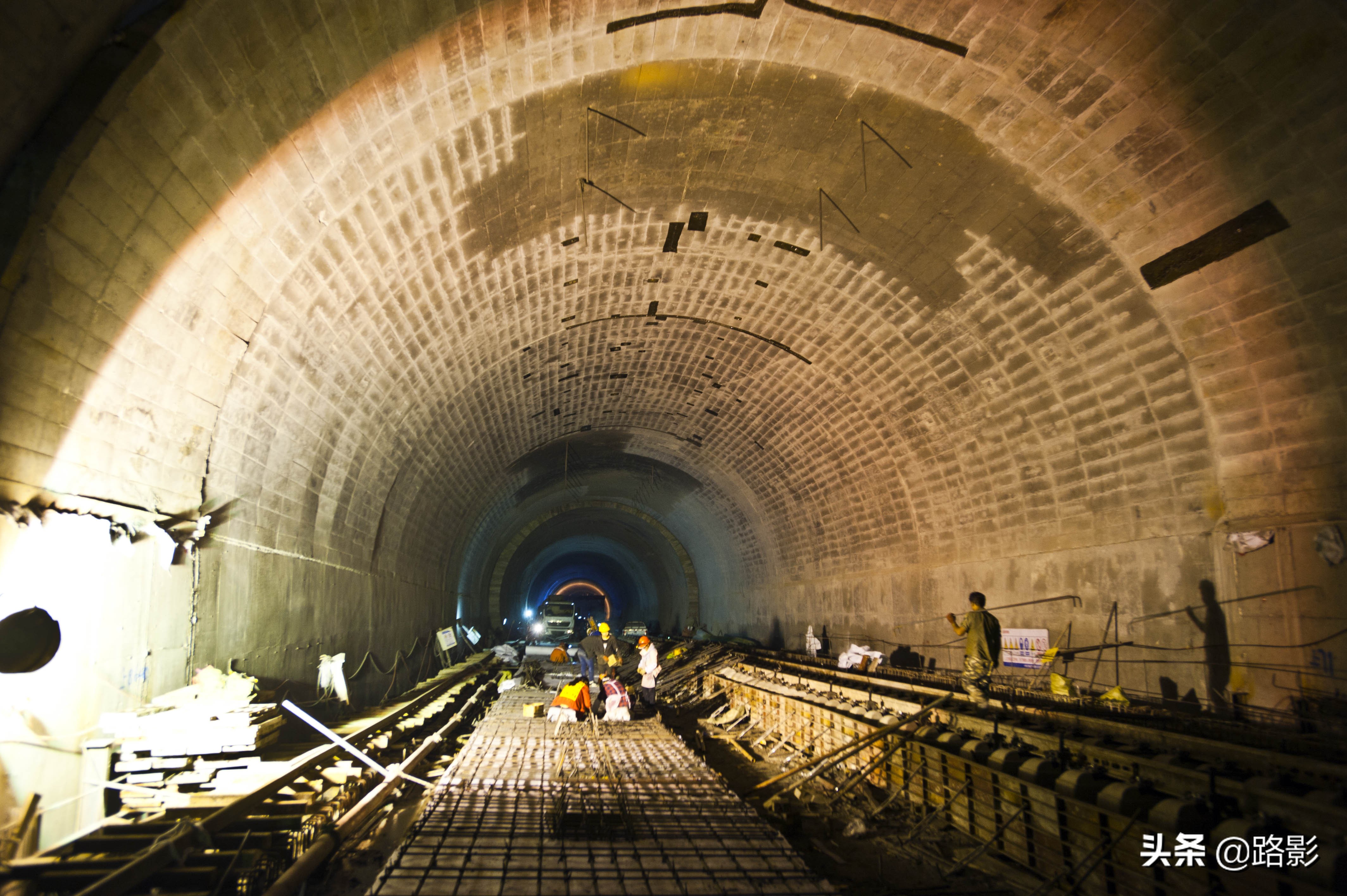 中国高铁隧道,溶洞铁路隧道