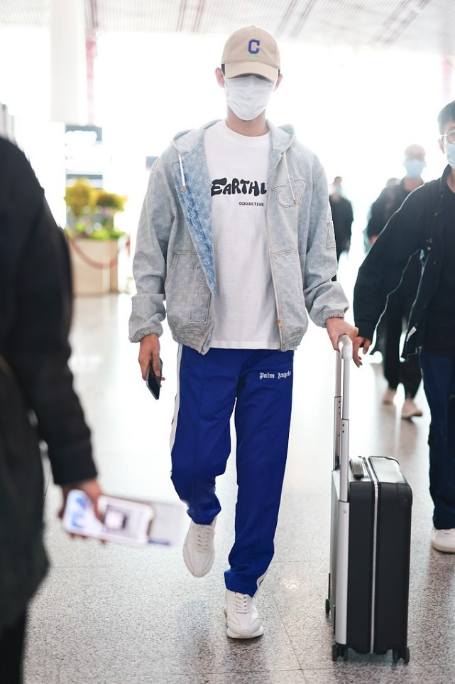 王凯穿夹克配灰毛衣,王凯机场穿牛仔外套