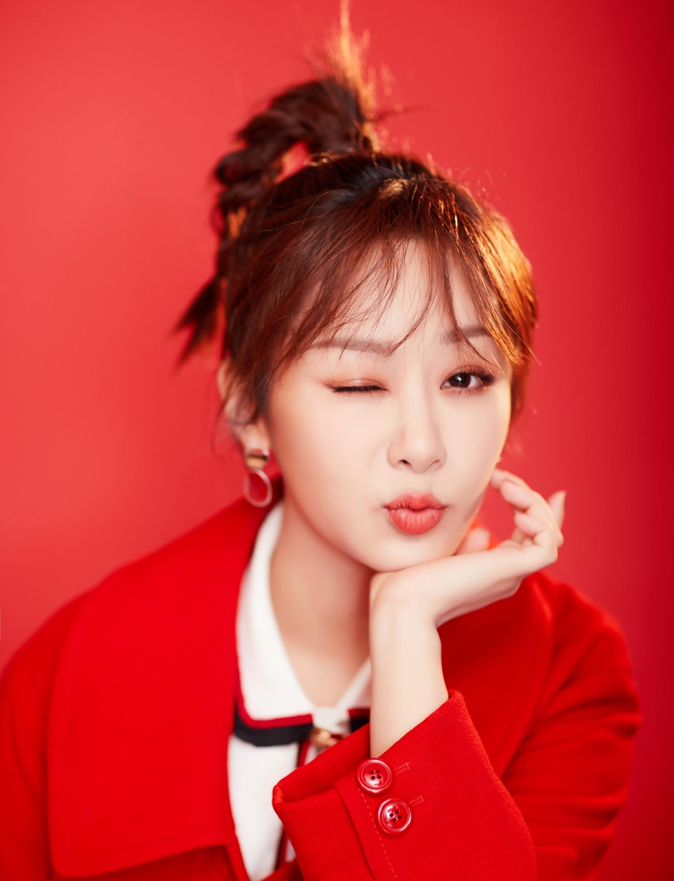 配齐杨紫春晚同款大衣得多少钱？网友：剁手后开始吃土