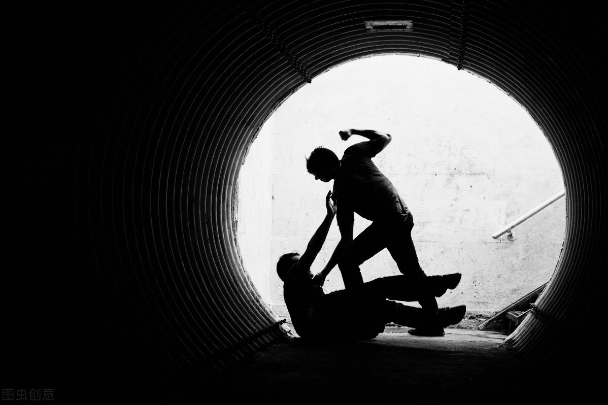 当你遇到校园霸凌该如何反击,如果我们遭受到校园霸凌应怎么做