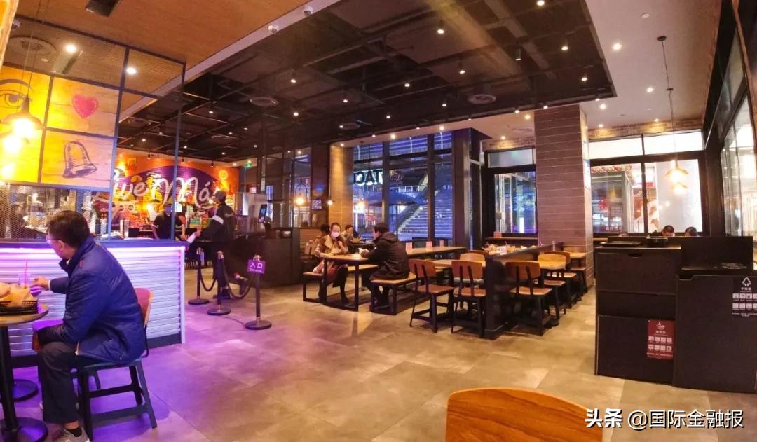 记者观察｜上海餐饮业陆续恢复堂食：神器“隔桌牌”上线，网红店开始等位……