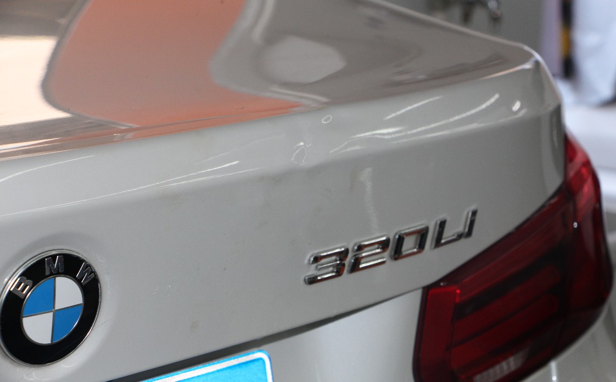 车身小剐蹭怎么修复车漆,新车剐蹭车门凹陷是换门还是钣金