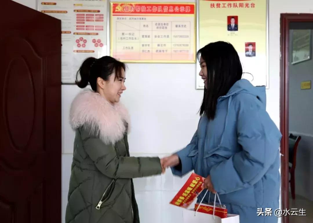 武冈这家公司好大气,给村民拜年发600元一个大红包