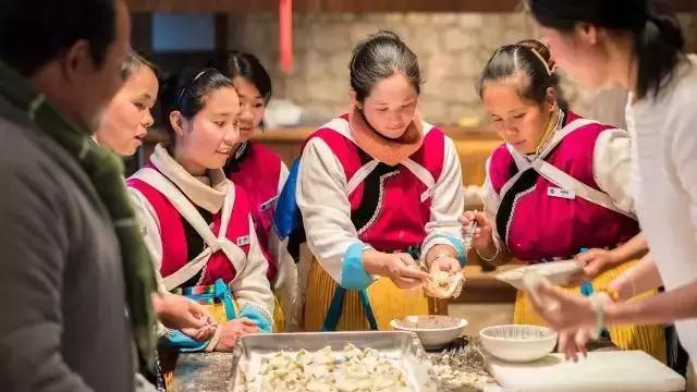 49岁大叔建石头房,50岁大叔花了2800娶个媳妇