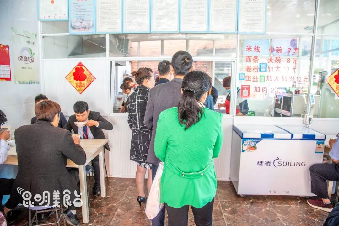 昆明330天都在排队的卤面馆，不收钱收饭票，只卖到下午2点