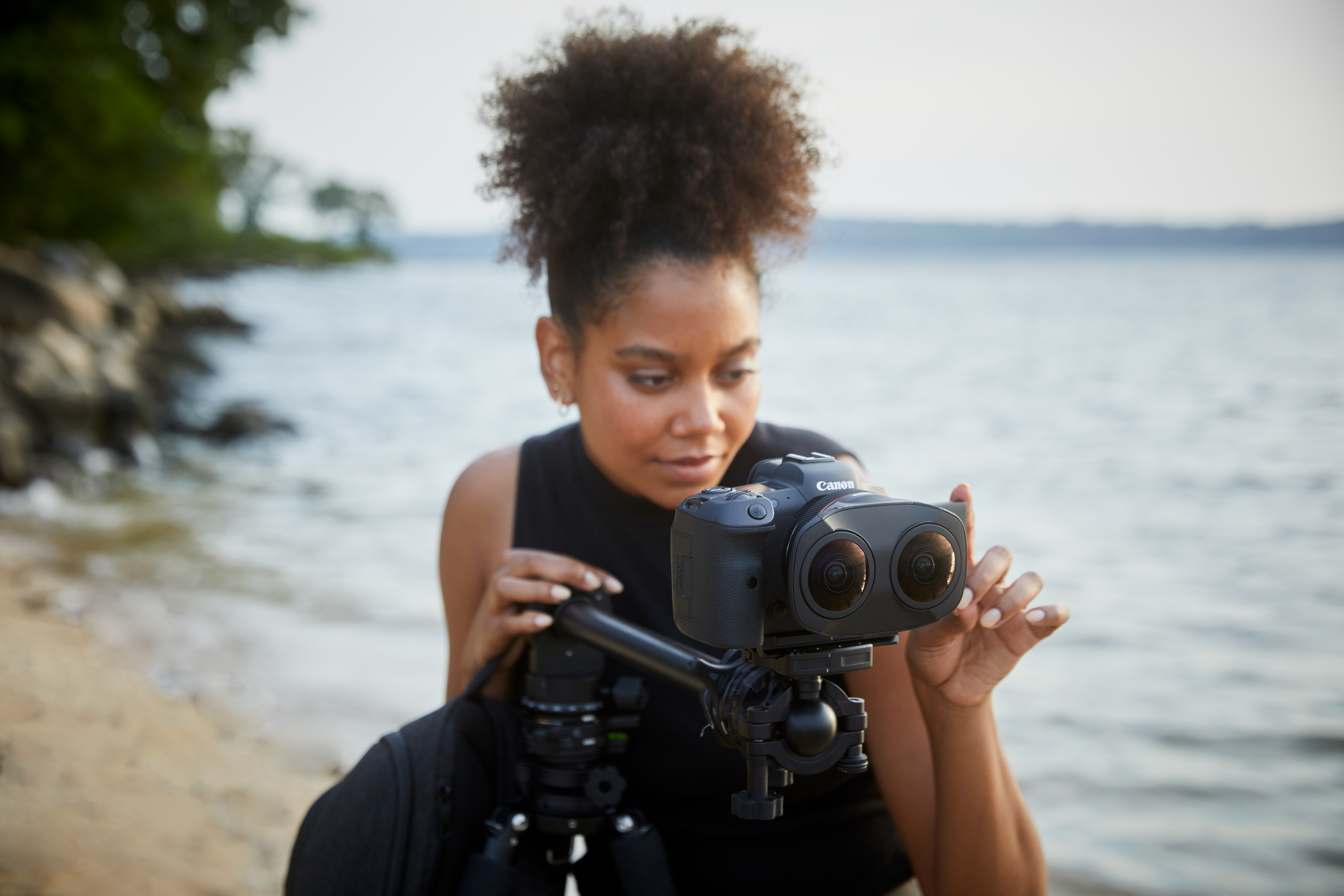 佳能首发双鱼眼镜头这下拍VR视频方便了