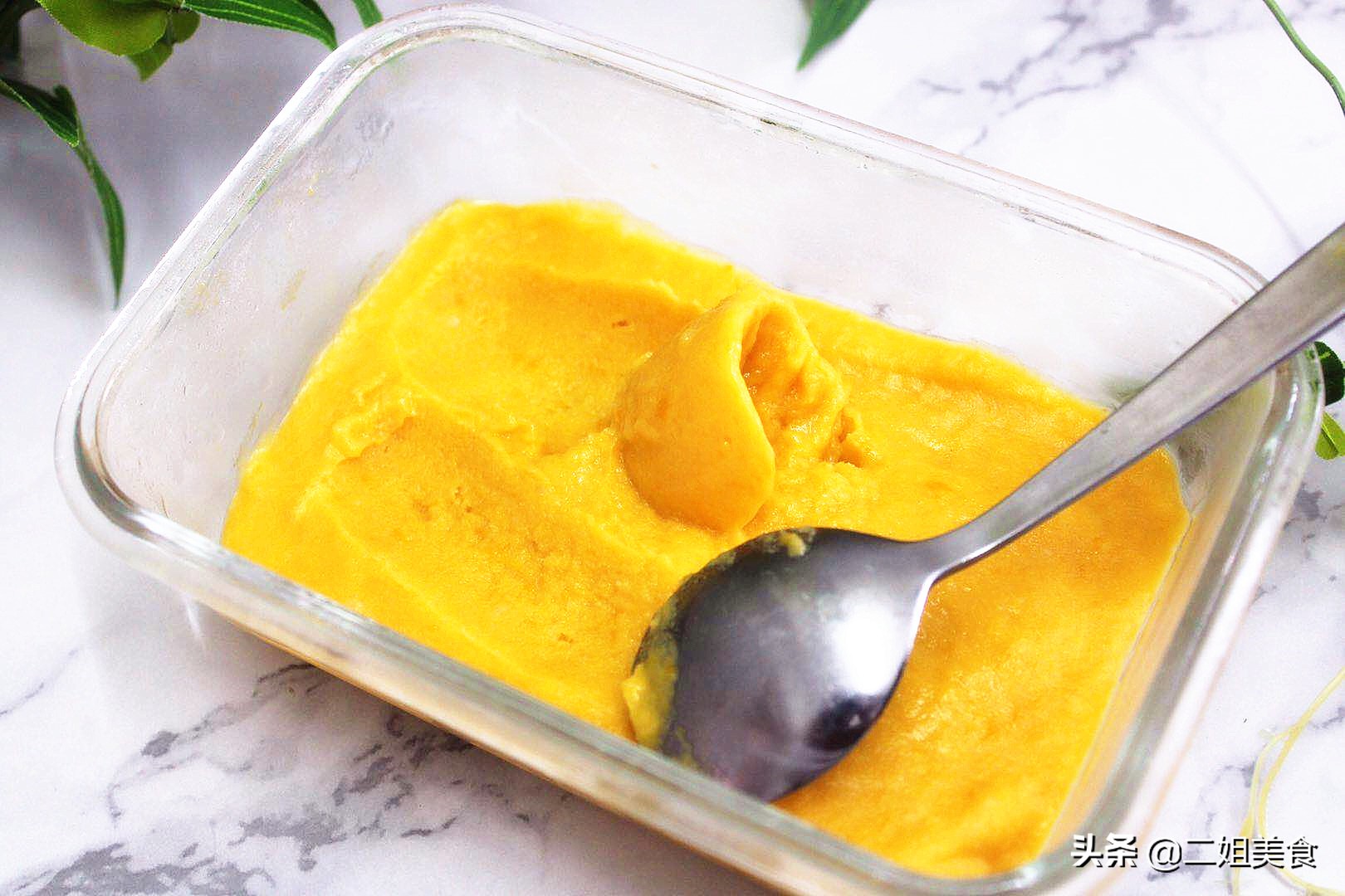 怎么做芒果冰淇淋不会有冰沙,夏天要来了教你做一杯芒果冰激凌