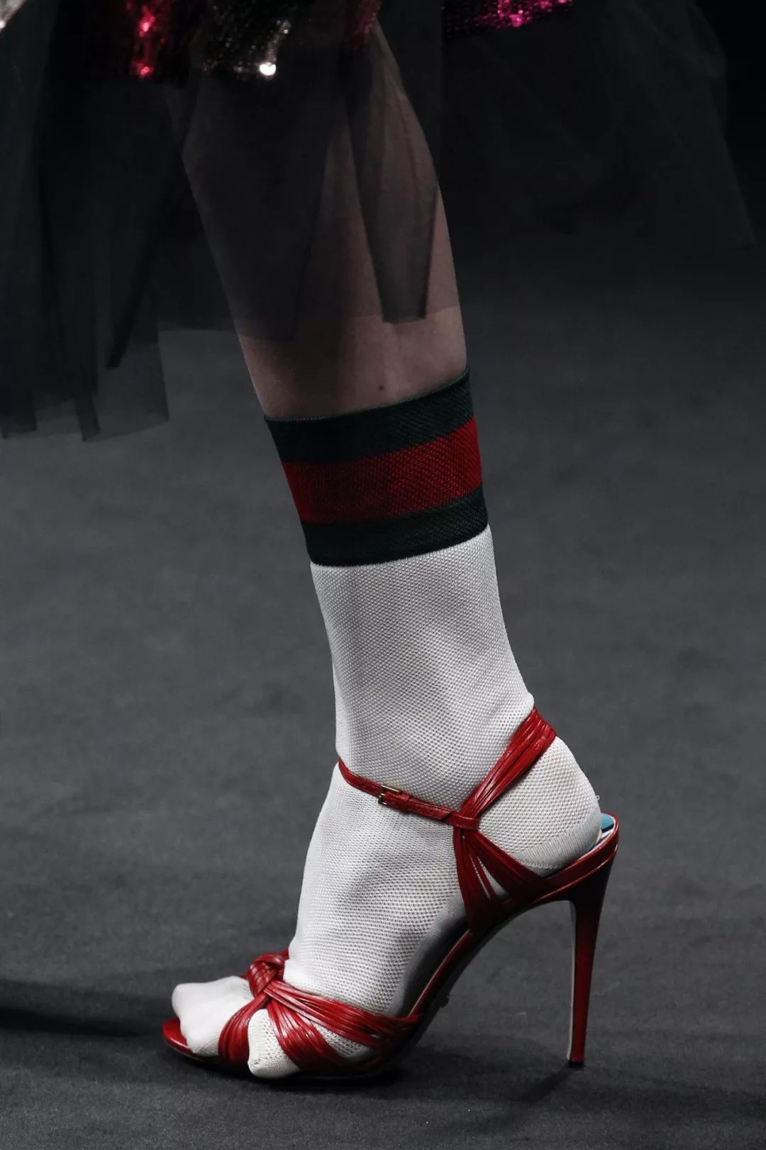 杨幂的经典穿法你学会了吗,杨幂袜子穿搭