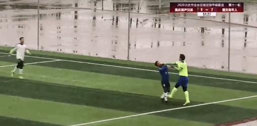 国内足球被恶意犯规的球员,连续重拳攻击对手头部