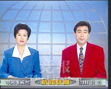 《新闻联播》播音结束后,主持人总会低声聊聊天,他们在聊什么呢