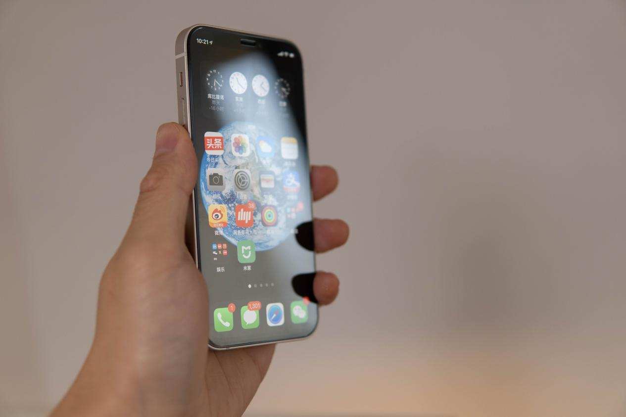 iphone12钢化膜黑边好还是透明好,倍思苹果12钢化膜防尘