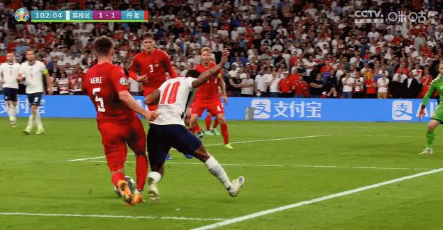 视频裁判靠谱吗,var裁判与主裁冲突