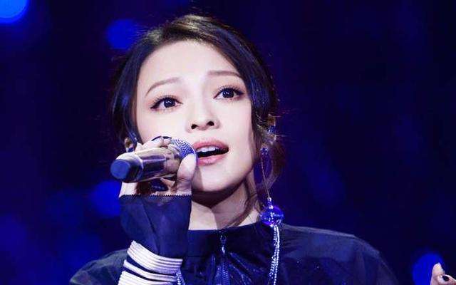 鬼鬼曾被亲妈当摇钱树，忘汇钱被其打到鲜血淋漓，今终于翻身