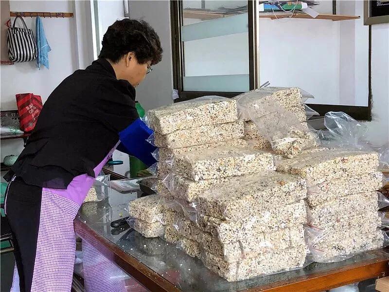 宁波这家小店的冻米糖又酥又香，老师傅做了40多年