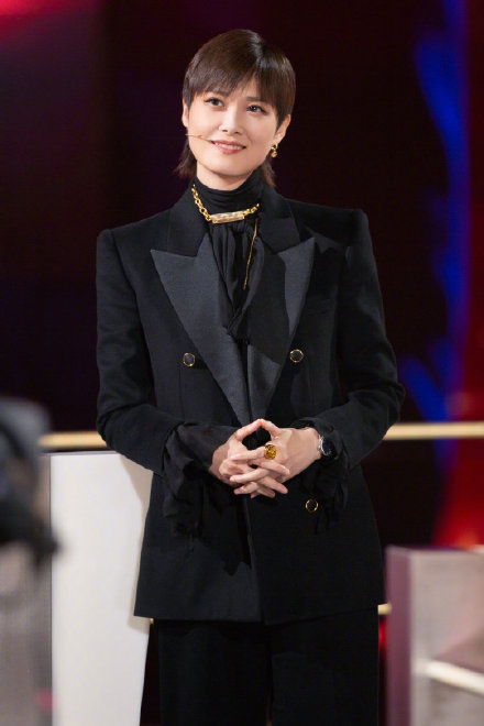 李宇春穿的什么牌子的马丁靴,李宇春黑色高领靴