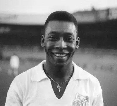 从贫民窟擦鞋匠到传奇球王,贫民窟擦鞋少年