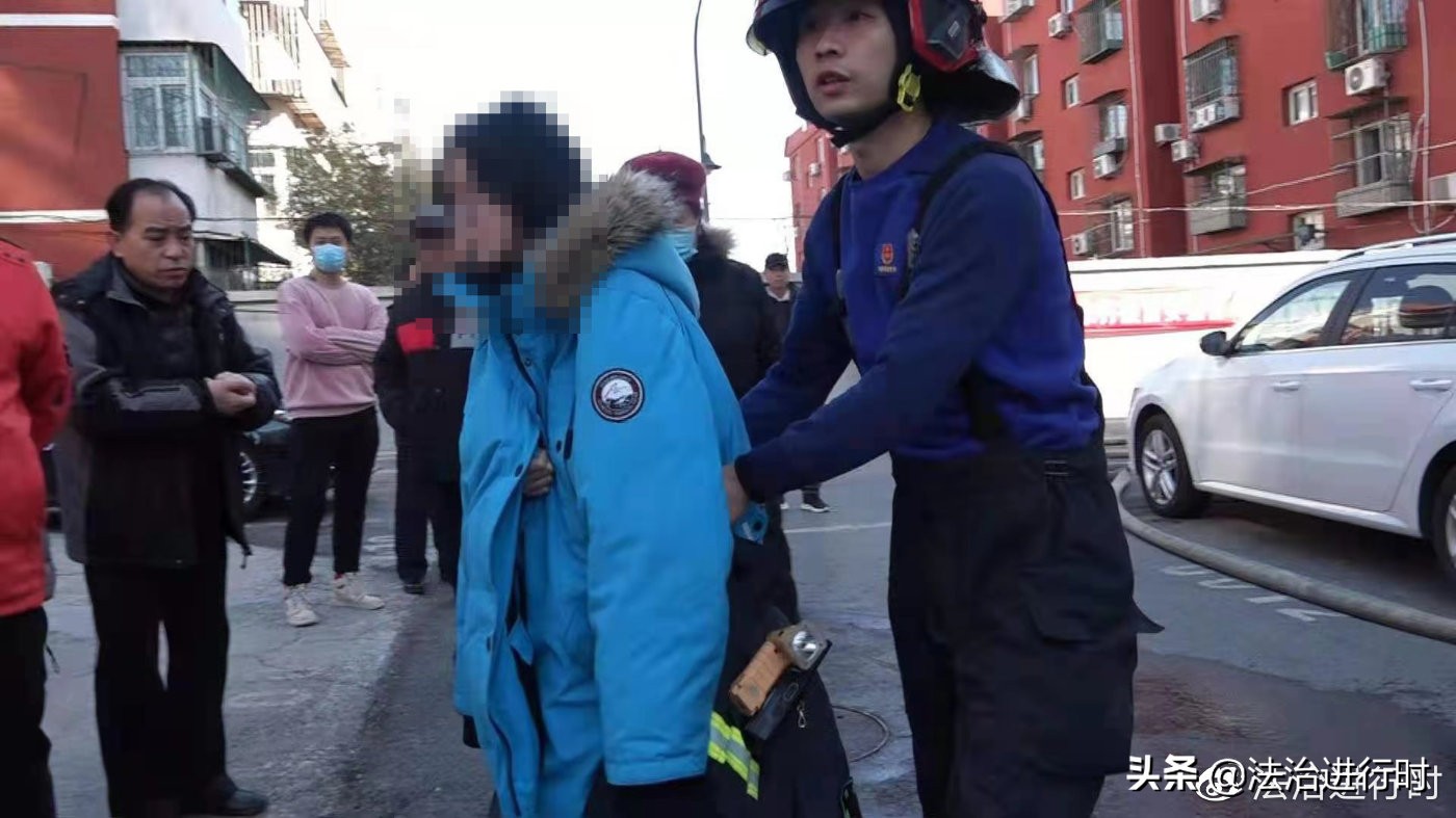家里起火女孩被困消防紧急救援,北京大火消防员抢救