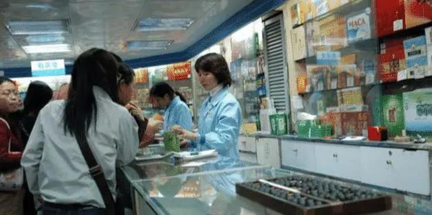 手背上特多老年斑用点什么药膏,老年斑凸起发痒擦什么药膏