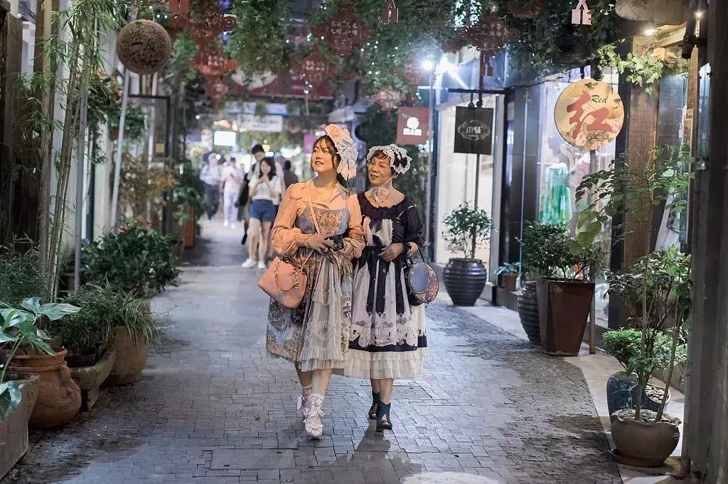 第一批00后女孩，已经不屑于穿AJ了