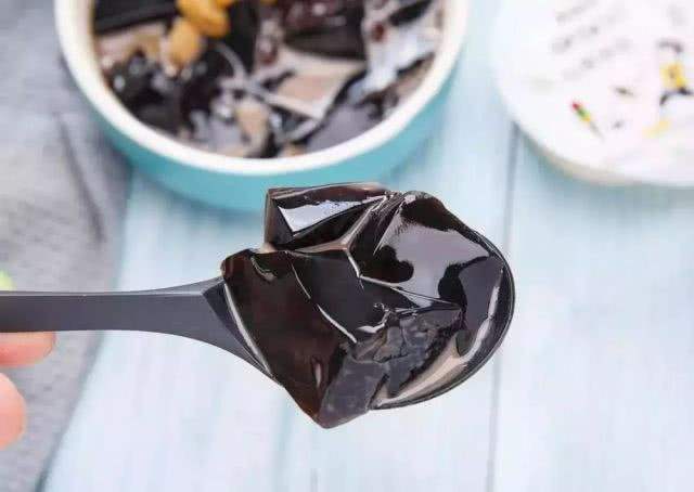 烧仙草都是有什么料,烧仙草一般都是加冰的吗