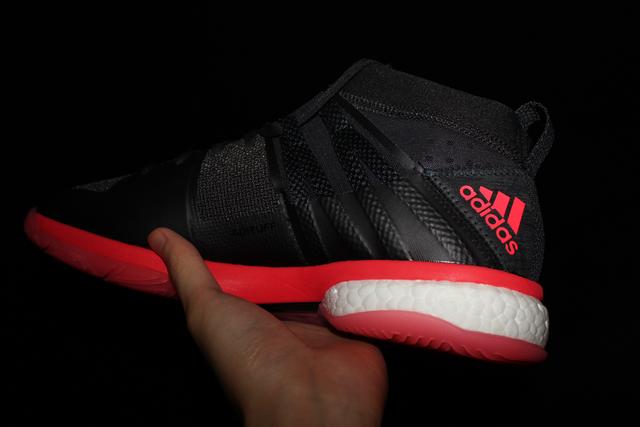 穿上就不想再脱的Q弹，阿迪达斯羽毛球鞋评测