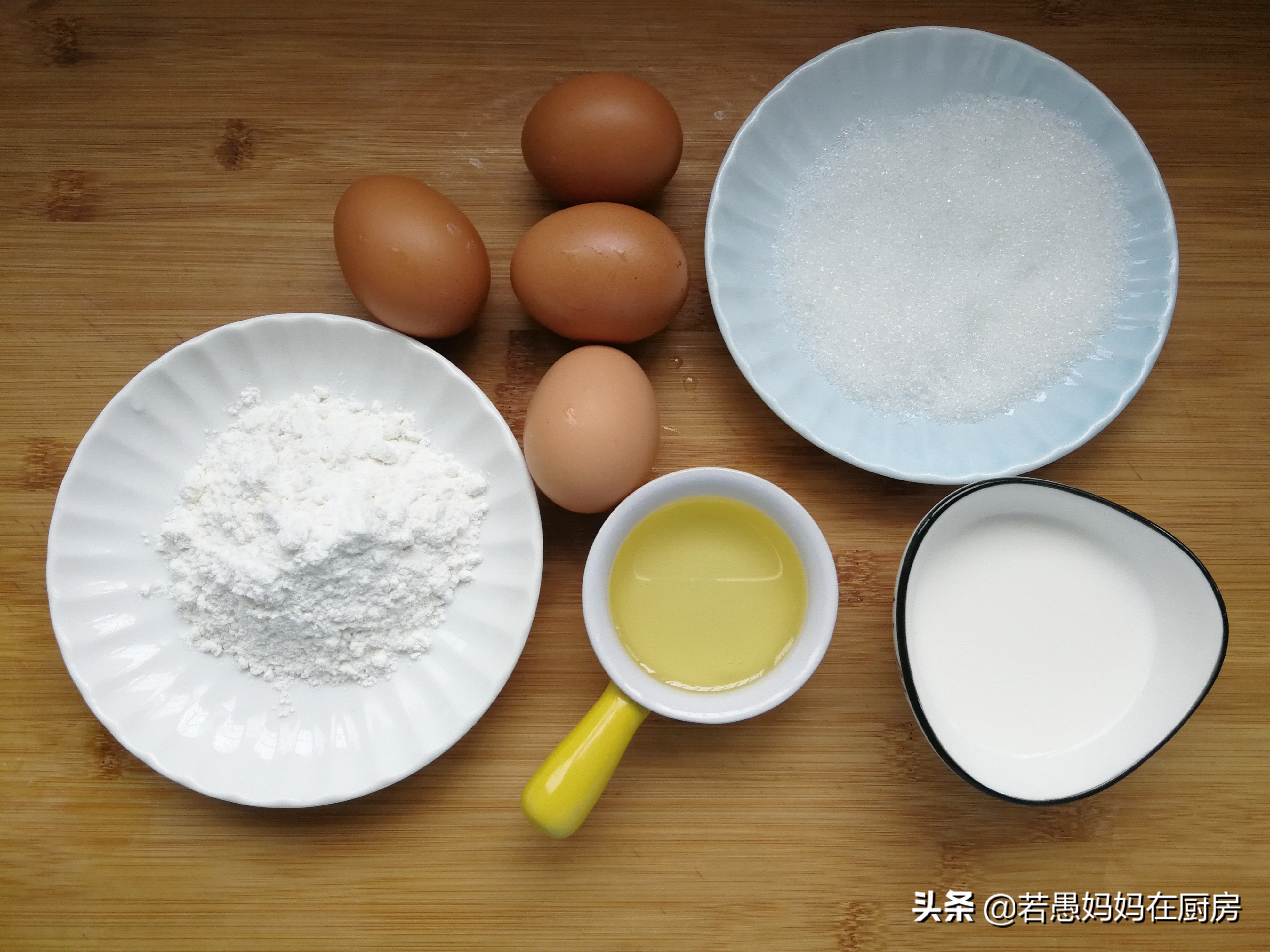 想吃蛋糕不用去买在家做,小四卷蛋糕卷不开裂做法