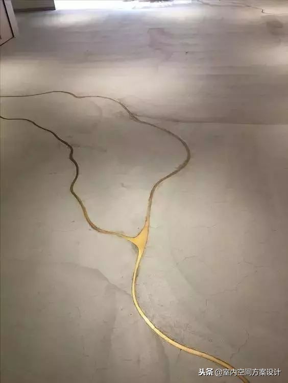 高强度自流平水泥施工方法,彩色水泥自流平地面施工视频