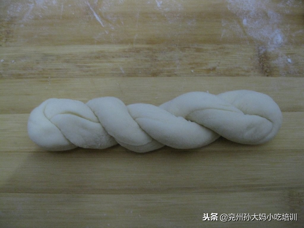 自家炸油条面的做法,家庭自制老面发面油条的做法