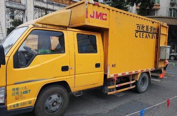 江铃顺达窄体厢式货车可以拉多重,市政为什么要采购垃圾车