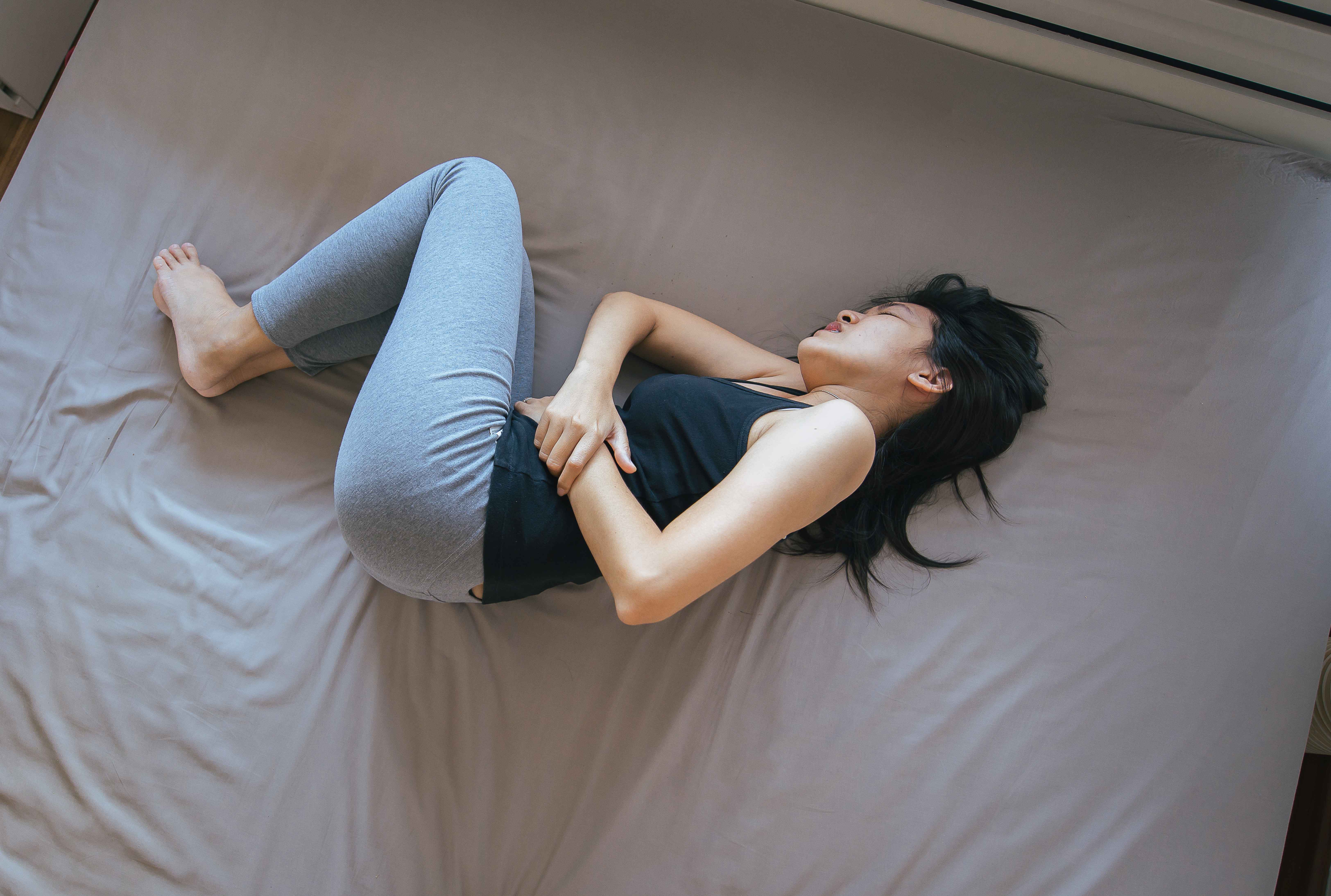 18岁女孩长时间不来姨妈,18岁女孩月经一直不完是什么原因